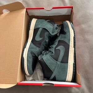 Nike Men's Black and faded spruce high dunks